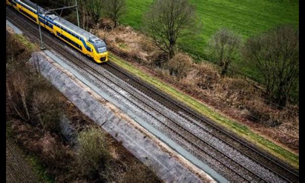 'Idiote' chauffeur raast over drukke spoorlijnen en veroorzaakt £ 23.000 aan schade