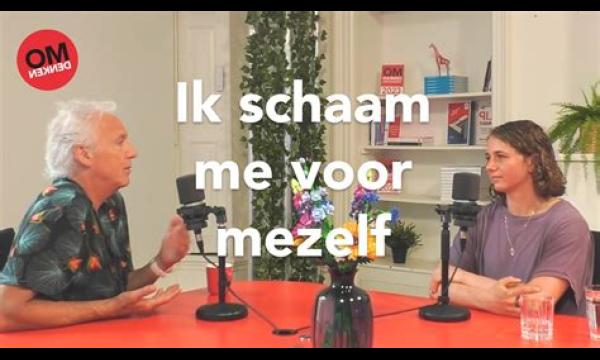 'Ik schaam me voor de vorm van mijn borsten, ze hangen door, maar dat is normaal'