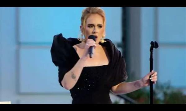 Adele verpersoonlijkt elegantie in sneak peek van CBS-special met Oprah Winfrey