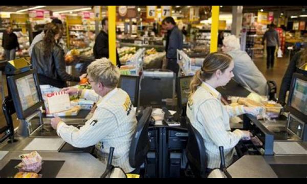 Aldi doet prijsbeloften aan elke Britse klant, omdat klanten met stijgende kosten te maken krijgen