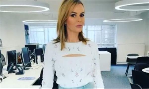 Amanda Holden toont kleine taille in sexy Tinkerbell-outfit voor Wereldboekendag