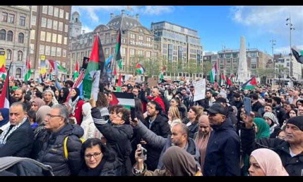 Auto botst op demonstranten tijdens pro-Palestina-demonstratie terwijl vrouw wordt gearresteerd