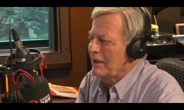 BBC-radiolegende Tony Blackburn, 81, huilt terwijl hij na 43 jaar de laatste show afsluit