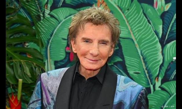 Barry Manilow verbijstert fans met een jeugdige uitstraling vlak voor zijn 80ste verjaardag