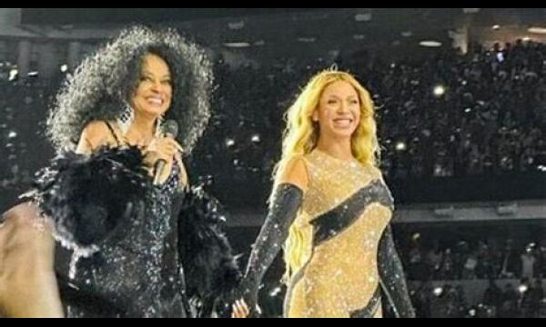 Beyonce is emotioneel als Diana Ross de lieve 'Happy Birthday'-serenade op het podium leidt