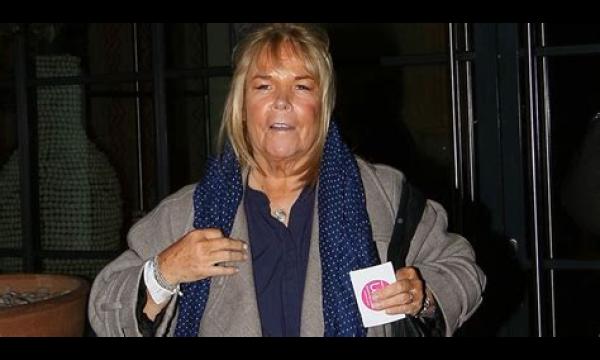 Bleach-eyed Linda Robson gespot met trouwring AAN na ‘ruige periode’ in het huwelijk