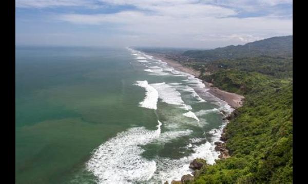 Brit, 41, verdrinkt nadat hij door sterke stroming op het Portugese strand in zee is geveegd