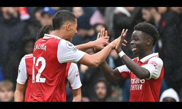 Bukayo Saka en William Saliba overhandigden de nieuwe Arsenal-shirtnummers voor seizoen 2020-2021