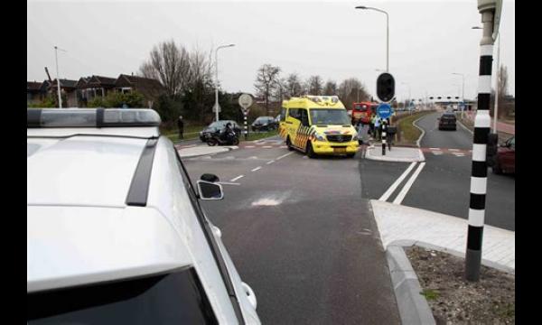 Bus botst op BMW nadat een ongeduldige bestuurder het pad oversteekt en drie gewonden achterlaat