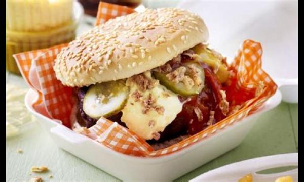 Café lanceert een speciale, gefrituurde lasagneburger met 1500 calorieën