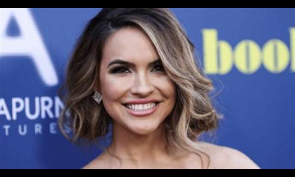 Chrishell van Selling Sunset plaagt fans met onzichtbare kiekjes van Mary's dronken bruiloft