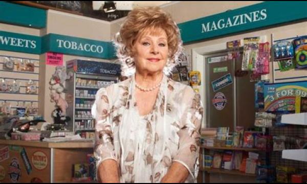 Coronation Street-veteraan Barbara Knox ‘vrees dat bazen haar na 56 jaar de bijl zullen geven’