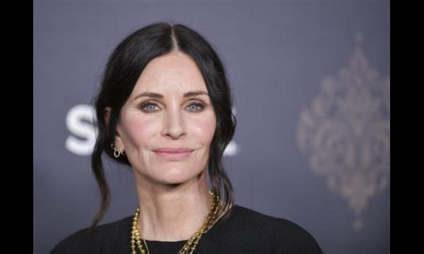 Courteney Cox verrast als gasten in Scream-outfits naar het Halloween-feest komen