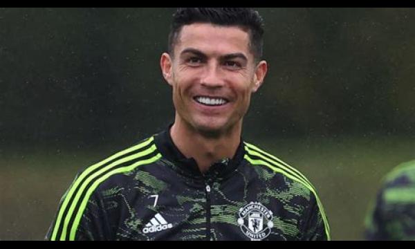 Cristiano Ronaldo arriveert op het trainingsveld van Man Utd in een supercar van £ 170.000