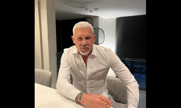 Danniella Westbrook maakt het gezellig met Wayne Lineker na de laatste chirurgische ingreep