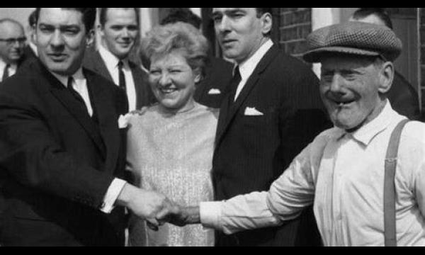 De Kray-tweeling dreigde de filmploeg van Barbara Windsor te vermoorden tijdens een invasie