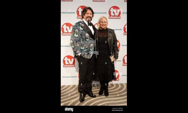 De dochter van Laurence Llewelyn Bowen onthult prachtige trouwjurk die vader hielp ontwerpen