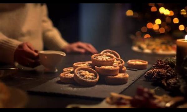 De heer Kipling-cakemaker Premier Foods serveert een prijsverlaging voor meer producten