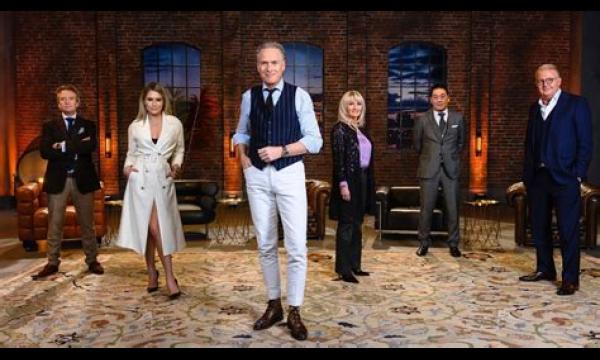 De kijkers van Dragons' Den zijn stomverbaasd als Peter Jones vloekt na een slok drank