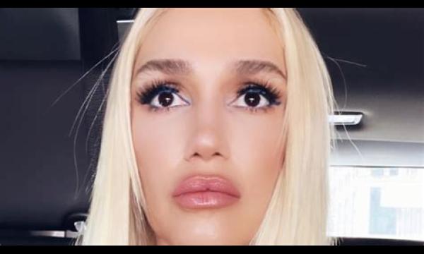 De leeftijd tartende Gwen Stefani, 52, is kreukvrij in nieuwe verbluffende selfies