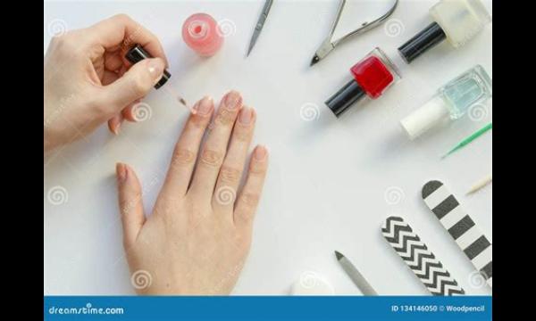 De manicure maakt nagelringen zodat moslimklanten nagellak kunnen dragen zonder een gebed te missen