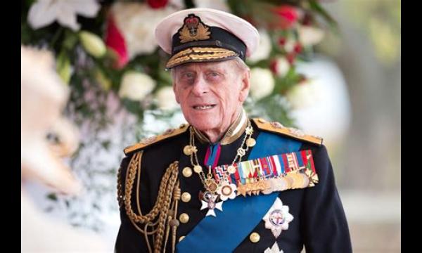 De neef van prins Philip zegt dat koningin Elizabeth na zijn dood ‘haar wereld heeft verloren’