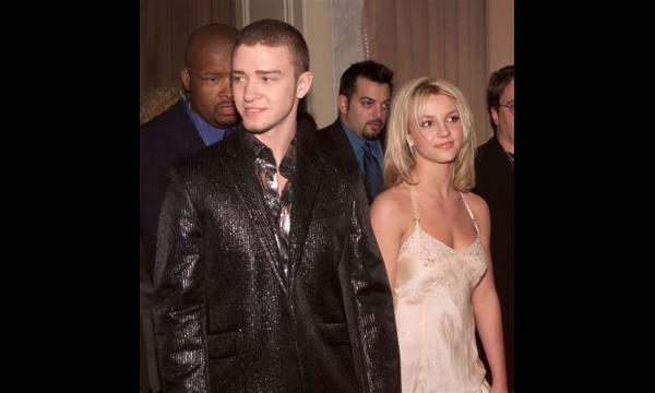 De relatietijdlijn van Britney Spears en Justin Timberlake terwijl ze een shock-abortus onthult