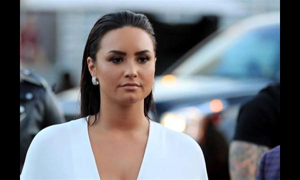 Demi Lovato deelt een gebroken hart als grootvader overlijdt na een langdurige ziekte