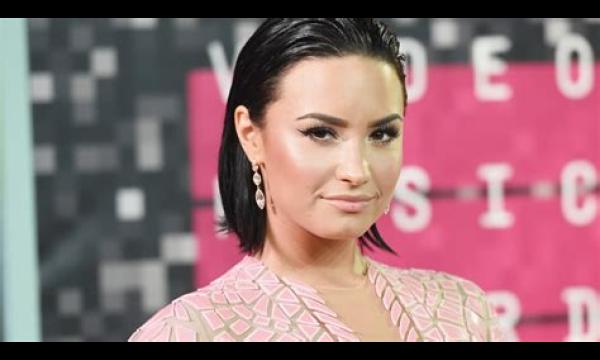 Demi Lovato deelt ontroerend bericht over artsen die haar leven hebben gered na een overdosis