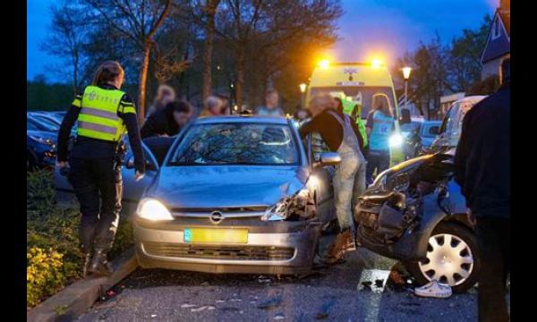 Drie mensen komen om en vier raken gewond bij een horrorcrash tussen BMW en Mercedes