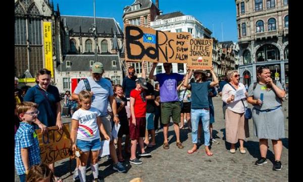 Drie zijn uitgevallen: het netwerk loopt vast, waardoor Britten niet meer kunnen bellen