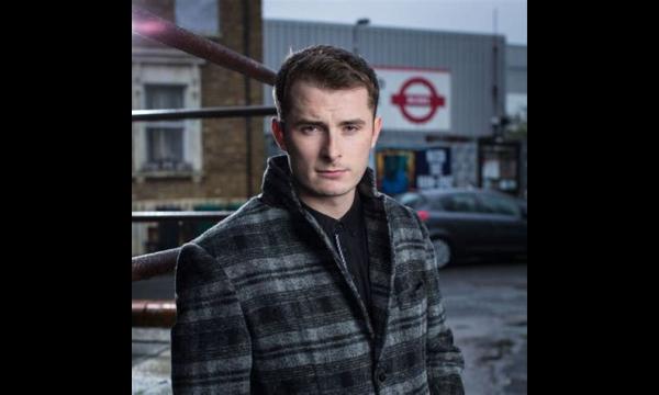 EastEnders' Ben Mitchell-acteur Max Bowden verbreekt de stilte na een BBC-bijl