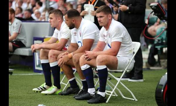 Eddie Jones steunt aanvoerder Owen Farrell na de ramp in de Calcutta Cup in Engeland