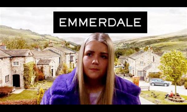 Emmerdale-fans klagen dat soap 'volledige Hollyoaks' is geworden na een flash-forward glimp