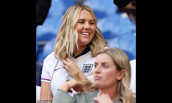 Engelse WAG's verwelkomen partners Harry Kane en Harry Maguire thuis met leuke familiefeestjes