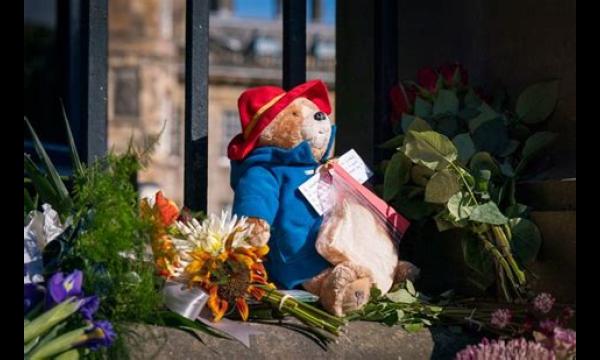 Fan van Paddington laat mensen in tranen achter met een broodje marmelade als eerbetoon aan Queen