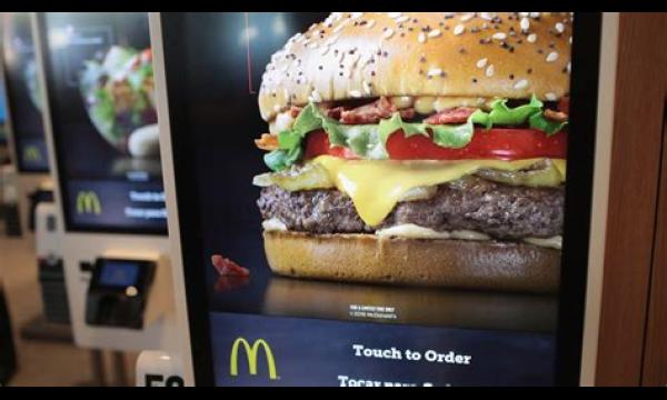 Fans van McDonald's ontdekken 'slimme' hack om je maaltijd met één hand op te eten