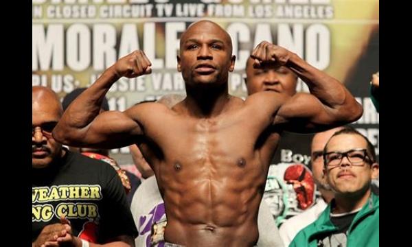 Floyd Mayweather toont angstaanjagende handsnelheid voorafgaand aan het gevecht van Aaron Chalmer