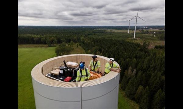 Gigantische windturbine volledig verwoest en omgevallen door krachtige windsnelheden van 80 km/uur