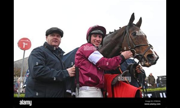 Gordon Elliott kijkt toe bij de races in Punchestown als eerste loper sinds de ban is verslagen