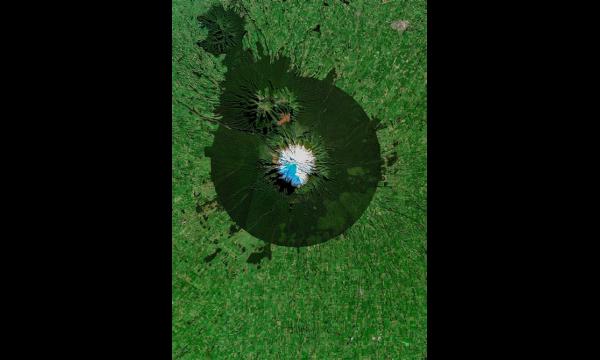 Hartvormige bergen vastgelegd op een prachtige satellietfoto voor Valentijnsdag