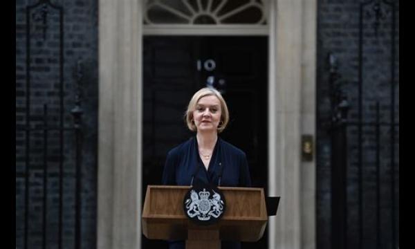 Het Britse volk eist NU algemene verkiezingen nadat Liz Truss vernederd aftreedt als premier