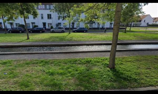 Het schoolpersoneel sloot het kind zonder eten op totdat het zijn eigen ontlasting begon te eten