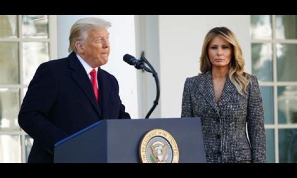 Het woedende lichaam van Melania Trump dubbele samenzweringstirade terwijl Donald uitleg geeft