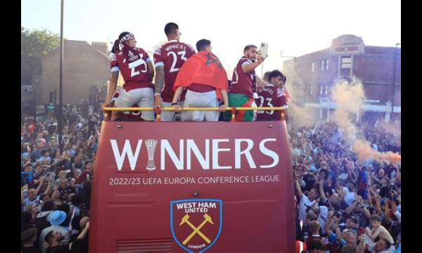 Hoe fans van West Ham vierden dat ze kampioen van de Europa Conference League werden in Praag