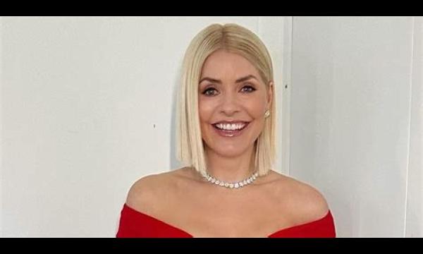 Holly Willoughby imponeert ITV Dancing On Ice-fans in 'prachtige' rode uitgesneden jurk