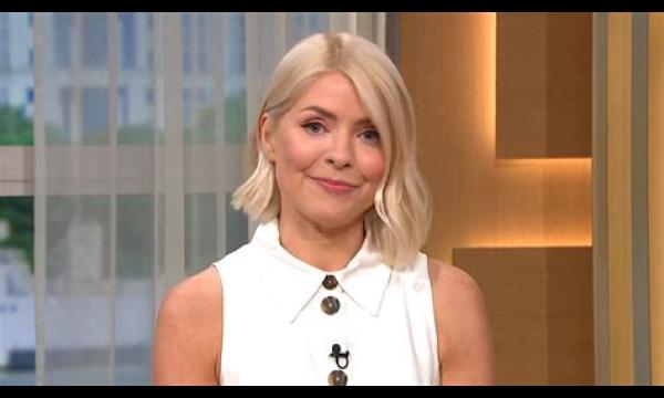 Holly Willoughby valt op This Morning op de grond terwijl ze 'death drop' probeert