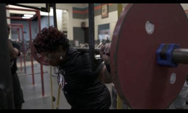 Horrormoment powerlifting kampioen agent speldt vrouw tegen muur terwijl ze schreeuwt