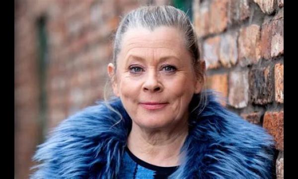 ITV Coronation Street Bernie Winter's echte buiten beeld - soapster-lookalike en echtgenote