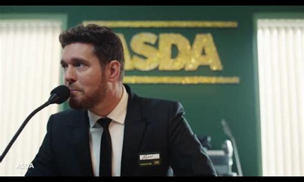 In Asda Kerstadvertentie 2023 maakt Michael Bublé een dramatische carrièreverandering door